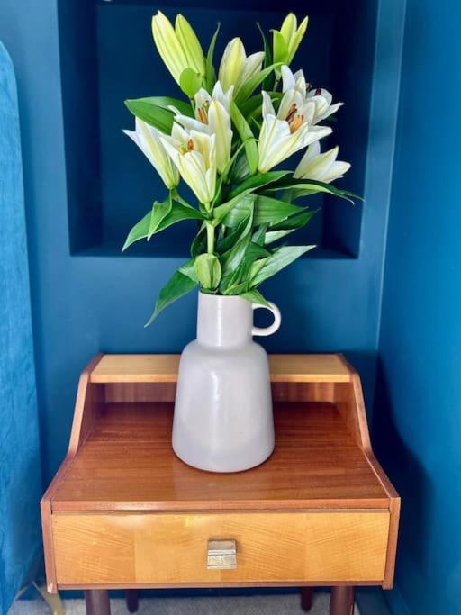 Stylish Retro Hotel Room Above Pub Shepton Mallet Esterno foto